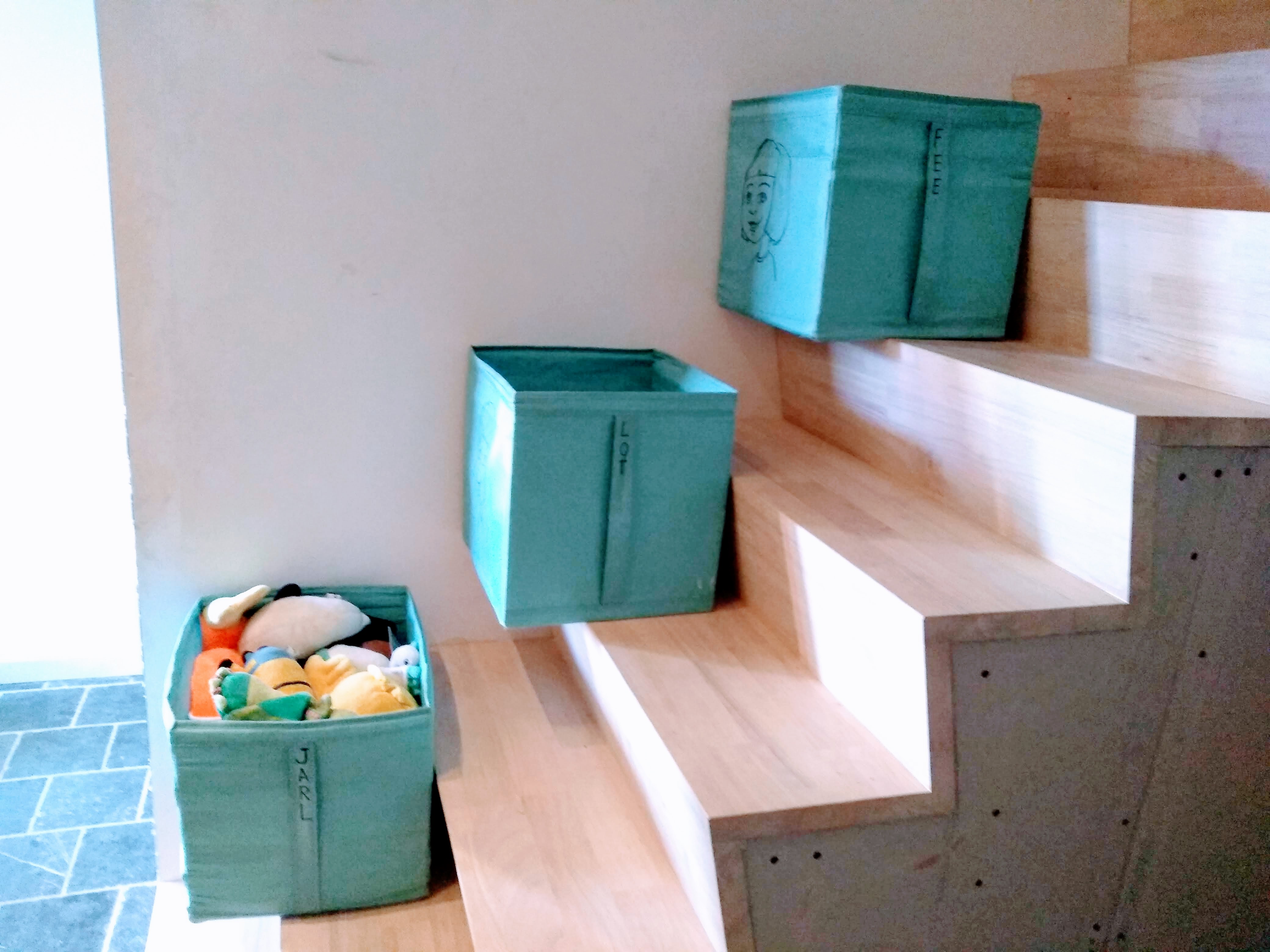 mandjes op de trap, klaar om mee te nemen naar boven